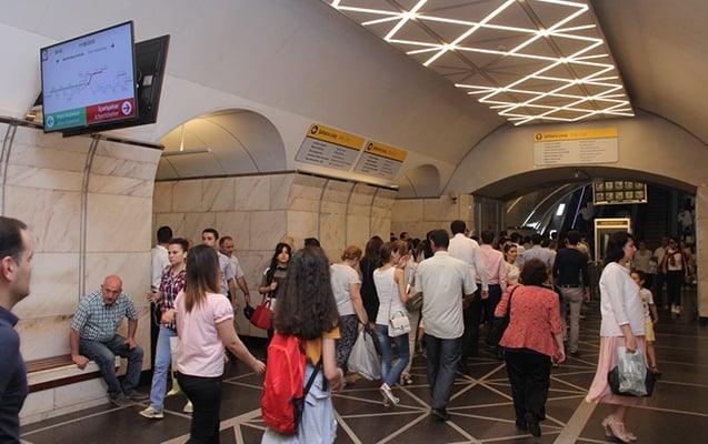 Metroda azyaşlıya qeyri-etik hərəkətlər etdi - Həbs olundu